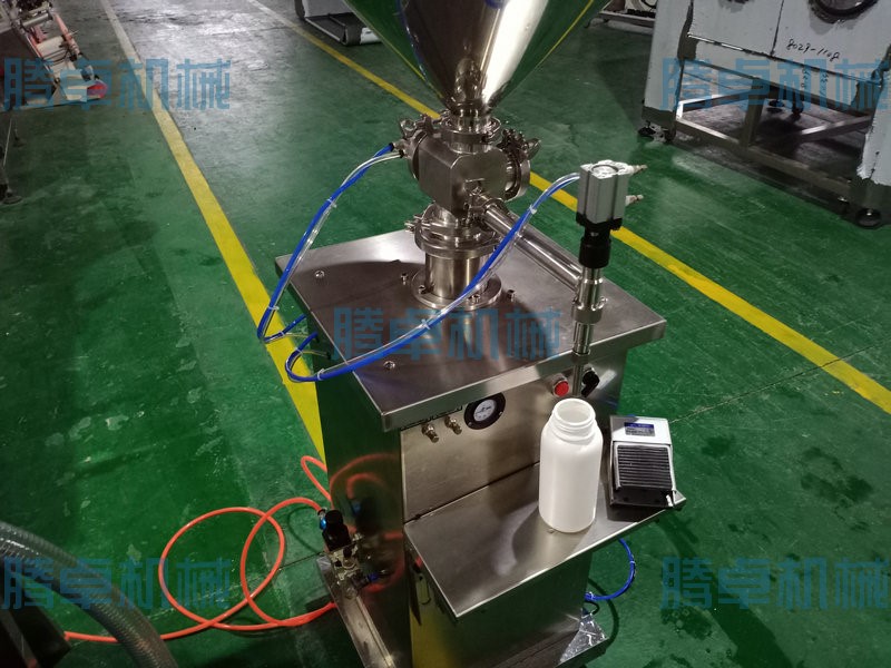 液體灌裝機  液體灌裝機